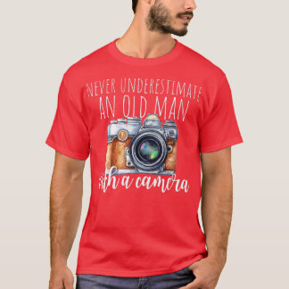 メンズはカメラを持った老人を過小評価しない Tシャツ