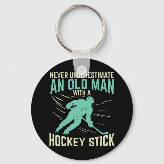 メンズはカヤックAを持つ老人を過小評価しない キーホルダー (正面)