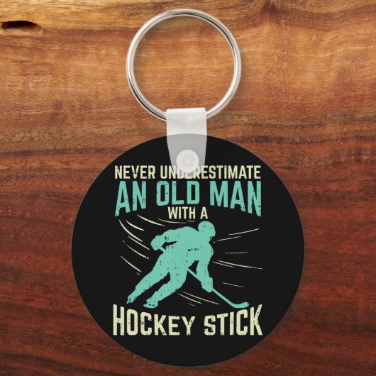 メンズはカヤックAを持つ老人を過小評価しない キーホルダー (正面)