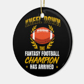 メンズはサッカーのチャンピオンが持っているファンタジーをひざまずく セラミックオーナメント (左)