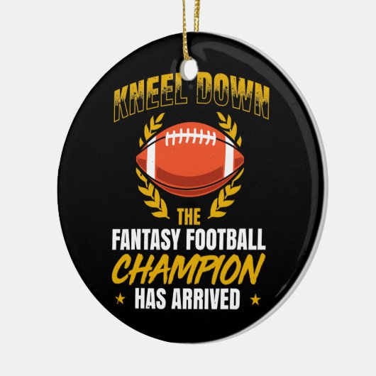 メンズはサッカーのチャンピオンが持っているファンタジーをひざまずく セラミックオーナメント (左)