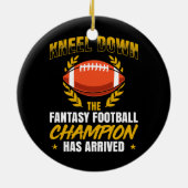 メンズはサッカーのチャンピオンが持っているファンタジーをひざまずく セラミックオーナメント (裏面)