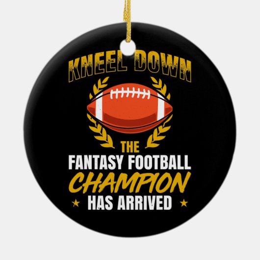 メンズはサッカーのチャンピオンが持っているファンタジーをひざまずく セラミックオーナメント (裏面)
