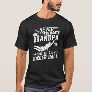 メンズはサッカーの仲間と祖父を過小評価しない Tシャツ