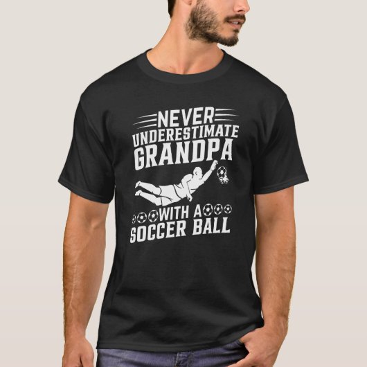 メンズはサッカーの仲間と祖父を過小評価しない Tシャツ (正面)