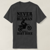 メンズはダートバイクで老人を過小評価しない Tシャツ (デザイン正面)