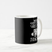 メンズはトラクターを持つ老人を決して過小評価しない コーヒーマグカップ (正面右)