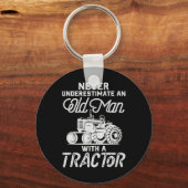 メンズはトラクターを持つ老人を過小評価しない キーホルダー (正面)