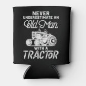 メンズはトラクターを持つ老人を過小評価しない 缶クーラー (正面)