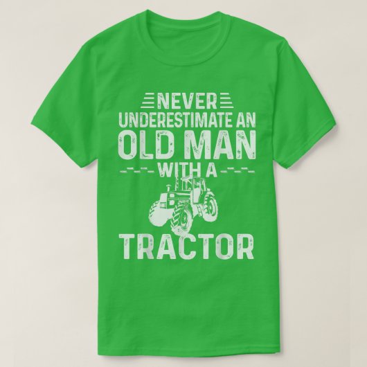 メンズはトラクターを持つ老人を過小評価しない Tシャツ (デザイン正面)