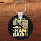 メンズはハム素晴らしいの老人を過小評価しない キーホルダー (正面)