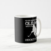メンズはホッケーを持つ老人を決して過小評価しない  コーヒーマグカップ (正面右)