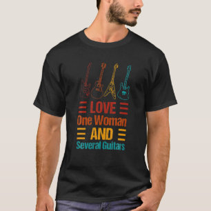 メンズは一人の女性と複数のギターを愛していクールる Tシャツ