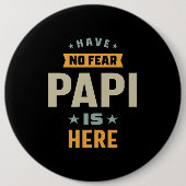 メンズは恐れがないパパはここにいる – 父の贈り物 缶バッジ (正面)