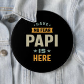 メンズは恐れがないパパはここにいる – 父の贈り物 缶バッジ (インサイチュ)