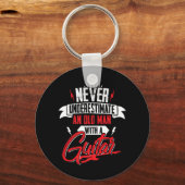 メンズは決してギターを持つ老人を過小評価しない キーホルダー (正面)