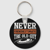 メンズは決して古い男のおもしろいディスク移動を過小評価しない キーホルダー (正面)