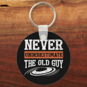 メンズは決して古い男のおもしろいディスク移動を過小評価しない キーホルダー (正面)