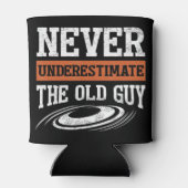 メンズは決して古い男のおもしろいディスク移動を過小評価しない 缶クーラー (裏面)