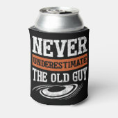 メンズは決して古い男のおもしろいディスク移動を過小評価しない 缶クーラー (缶裏面)
