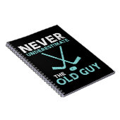 メンズは決して古い男アイスホッケーフーを過小評価しない ノートブック (右側)