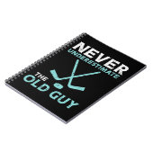 メンズは決して古い男アイスホッケーフーを過小評価しない ノートブック (左側)