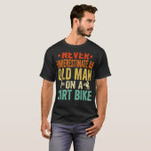 メンズは決して汚いビを持つ老人を過小評価しない Tシャツ (正面フル)
