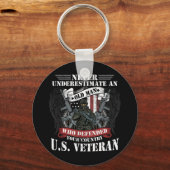 メンズは決して米国のベーター老人をおもしろい過小評価しない キーホルダー (正面)