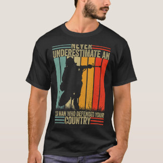 メンズは決して老人を過小評価しないヴィンテージUS Vet Tシャツ