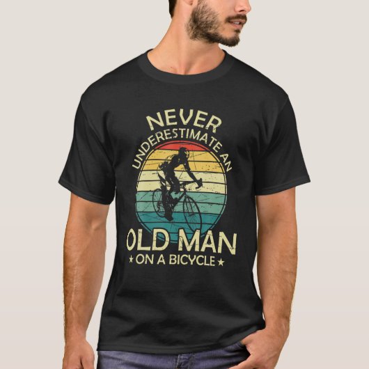 メンズは決して自転車Cの老人を過小評価しない Tシャツ (正面)