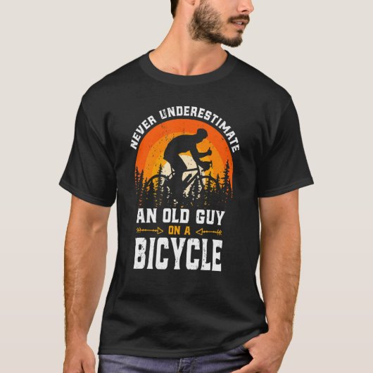 メンズは決して自転車Cの老人を過小評価しない Tシャツ (正面)
