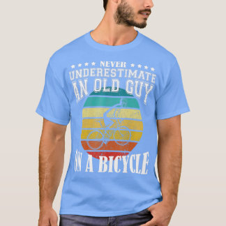 メンズは決して自転車Cの老人を過小評価しない Tシャツ