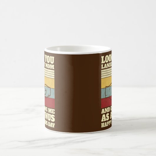 メンズは私の母を着陸させて私を～として得るあなたを見る コーヒーマグカップ (中央)
