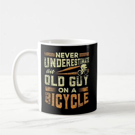 メンズは自転車Gの老人を決して過小評価しない コーヒーマグカップ (左)