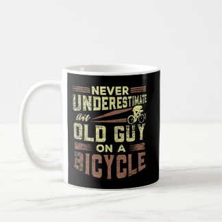 メンズは自転車Gの老人を決して過小評価しない コーヒーマグカップ
