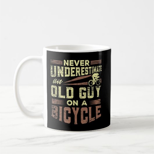 メンズは自転車Gの老人を決して過小評価しない コーヒーマグカップ (左)
