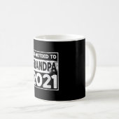 メンズは2021おじいちゃんに昇進 コーヒーマグカップ (正面右)