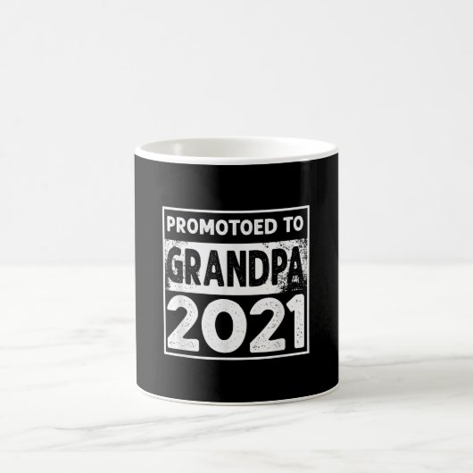 メンズは2021おじいちゃんに昇進 コーヒーマグカップ (中央)
