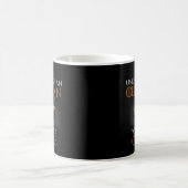メンズは、たばこを吸う老人を決して過小評価しない コーヒーマグカップ (中央)