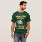 メンズはEbIkeの年老いた男を過小評価しない Tシャツ (正面フル)