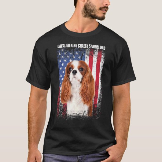 メンズアメリカンフラッグカバリヤキングチャレススパニエル犬ダ Tシャツ (正面)