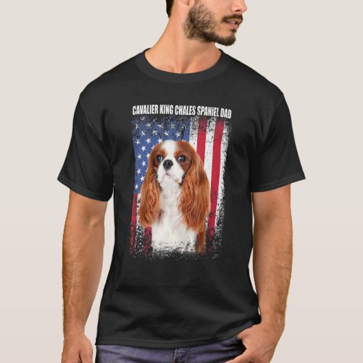 メンズアメリカンフラッグカバリヤキングチャレススパニエル犬ダ Tシャツ (正面)