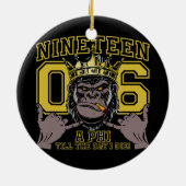 メンズアルファアフリカ1906男子学生の社交クラブ猿手徴候 セラミックオーナメント (裏面)