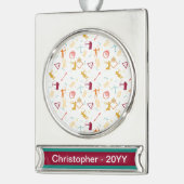 メンズアーチェリー – 男の子の弓と矢のパターン シルバープレートバナーオーナメント (左)