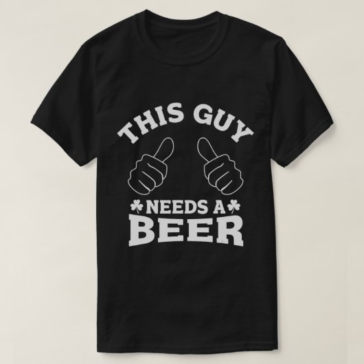 メンズクールデザインこの男はビールSt patricksが必要 Tシャツ (デザイン正面)