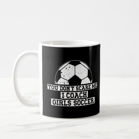 メンズサッカーコーチ私を怖がらせる女の子をコーチ コーヒーマグカップ (左)
