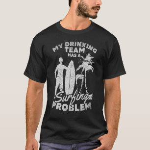 メンズサーファー私の飲みチームはサーフィンの問題がある Tシャツ