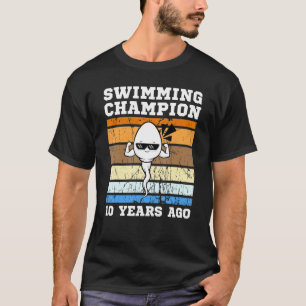 メンズスイミングチャンピオン10年前に最も速い精子 Tシャツ