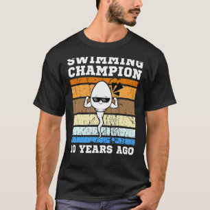 メンズスイミングチャンピオン10年前に最も速い精子 Tシャツ