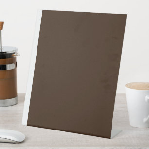 メンズスーツでプロフェッショナルの表情を高める 台座サイン